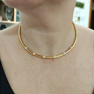 Colar com aro fixo com detalhes de gotas de strass folheado em ouro