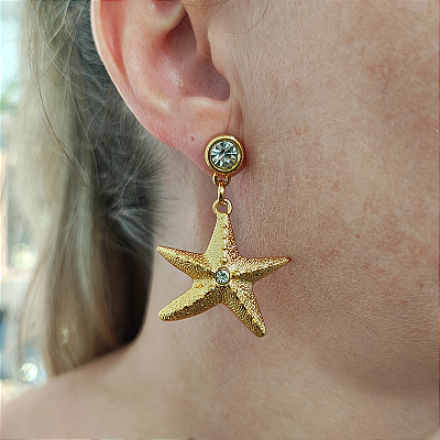 Brincos de pino com estrela grande e strass folheado em ouro