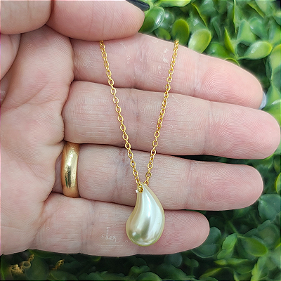 Colar correntaria com pingente de  pérola gota média folheado em ouro ( 40 cm)