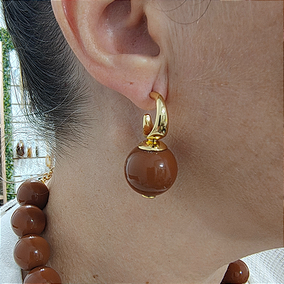 Brinco argola com bola resina marrom Escuro Folheado em ouro
