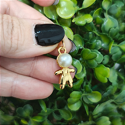Pingente Menino com Pérola de 23 mm – Folheado em Ouro