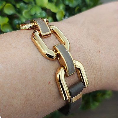 Pulseira Dourada Lily com placa resina e couro marrom ( caputino) folheado em ouro (EDIÇÃO LIMITADA)