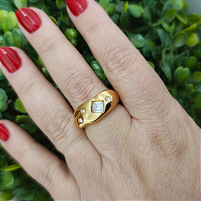 Anel com detalhes de pingos de strass ( Estelar) folheado em ouro (tamanho dedo 20)