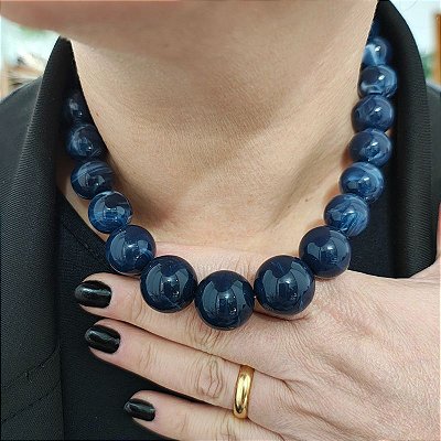 Colar Bolas  maxi Resinas azul escuro com acabamento folheado em ouro
