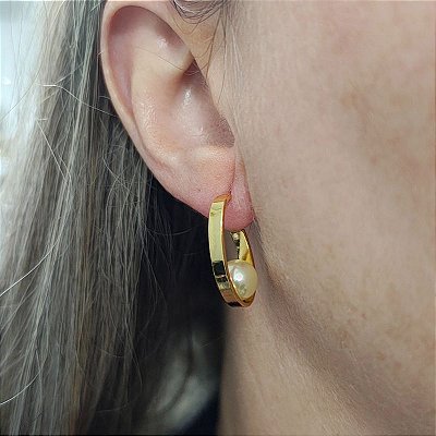Brincos argola  oval com detalhe de pérola no centro folheado em ouro