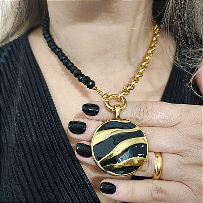 Colar Meio Correntaria e Meio Cristais Pretos com Fecho Bóia e Pingente com Detalhes Tigrados – Folheado a Ouro (45 cm)