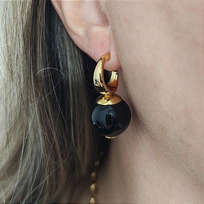 Brinco argola com bola resina preta Folheado em ouro