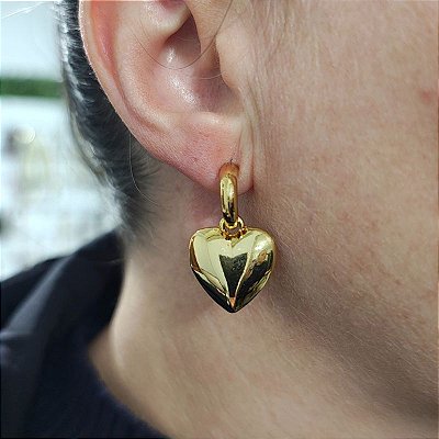Brinco de argola com pingente formato coração dourado folheado em ouro