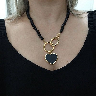 Colar com detalhes em Cristais Preto e pingente de coração resinado preto