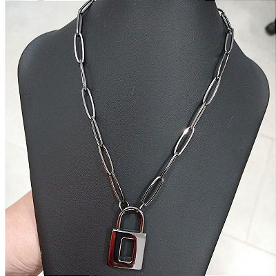 Colar Correntaria com pingente de cadeado folheado em ródio negro