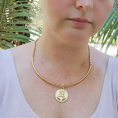 Colar com aro fixo e pingente escrito Entrego e Confio e agradeço folheado em ouro