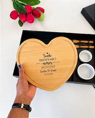 Kit para Petiscos c/ Tábua de Coração em Bambu Personalizada