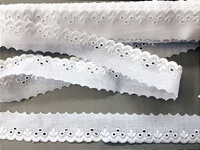 Tira Bordada 3,00 cm - 100% algodão branco | Peça com 14,40 m