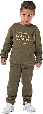 O Conjunto de Moletom Infantil Menino Adventure com Bolso é perfeito para proporcionar conforto, praticidade e estilo nos dias mais frios. Com visual moderno e minimalista, é ideal para compor looks versáteis para o dia a dia. A blusa de moletom possui g