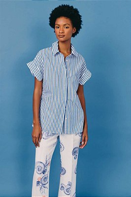 camisa manga curta franzido lateral listra azul e branca