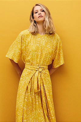vestido midi com manga curta pareô aquarela amarela