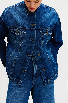 jaqueta jeans utilitária recortes azul claro