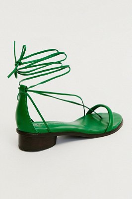 sandália couro salto baixo amarração verde