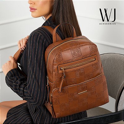 Mochila Grande Com Bolso Frontal Monograma 46160-023 - Caramelo - Coleção Inverno 2025 - WJ Acessórios