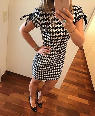 Vestido Preto e Branco com Broche e Lacinho Manga - Bambola