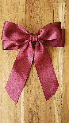 Laço Virginia Médio vinho Cetim Com Bico de Pato