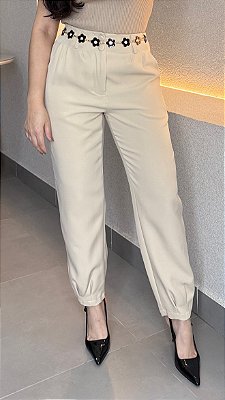 Calça cenoura botão encapado