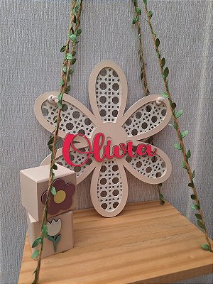 Florzinha em Rattan com Nome Personalizado em Acrílico