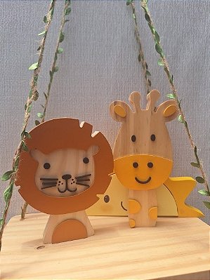 Kit 2 Adornos Safari em Madeira Pinus - Girafinha e Leão - Decoração para Quarto Infantil