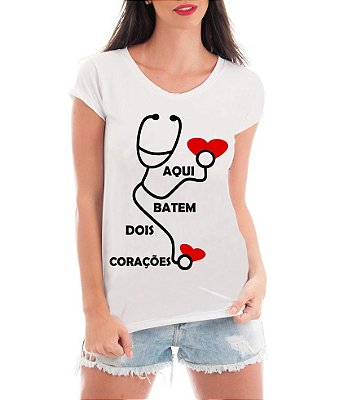 Camiseta Feminina Gestante Aqui Batem Dois Corações