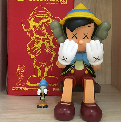 KAWS Pinocchio & Jiminy Cricket Vinyl Sentado 22cm - Express