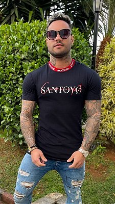 camiseta masculina preta com a gola santoyo vermelha
