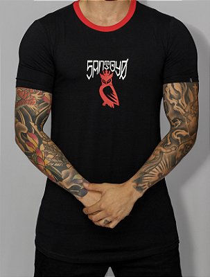 Camiseta Santoyo Masculina Manga Curta Preta Com a Gola Vermelha