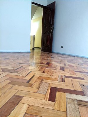 Apartamento, 03 quartos, vaga, um lance de escada, original, local sem barulho, Santa Rosa, Niterói, RJ