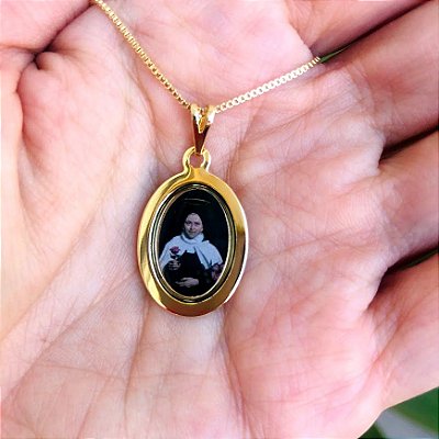 Colar com Medalha Oval de Santa Teresinha do Menino Jesus (Colorida)