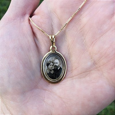 Colar com Medalha Oval de Santa Zélia e São Luis