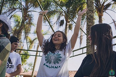 Camiseta Cocar Aruanã | Branca com Verde