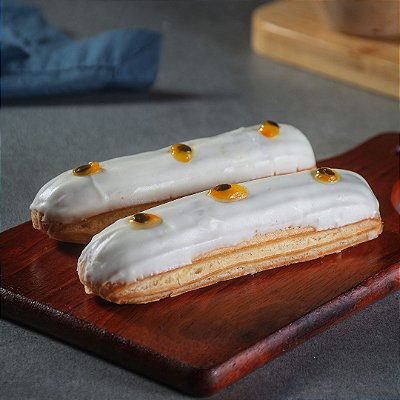 Éclair de Creme de Maracujá com Chocolate Branco - 2 unidades