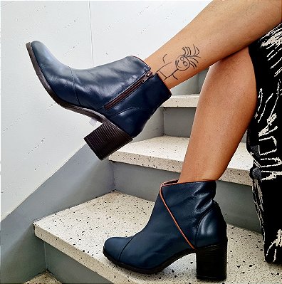 BOTA ESTILO ANKLEBOOT AZUL MARINHO COM FRISO NA COR CONHAQUE