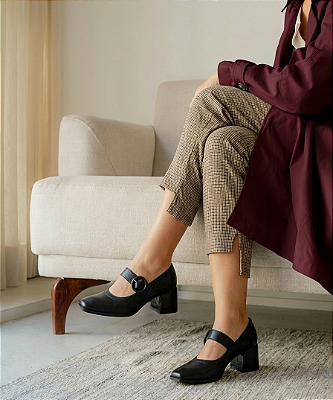 SAPATO BONECA PRETO EM COURO