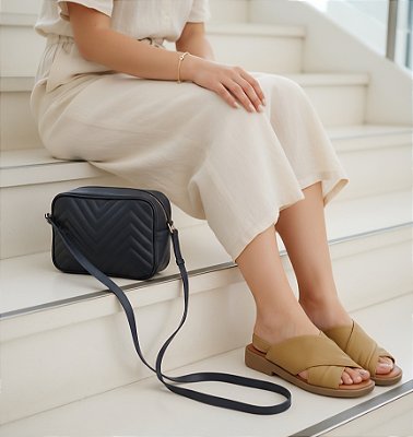 BOLSA EM COURO MATELASSÊ AZUL MARINHO