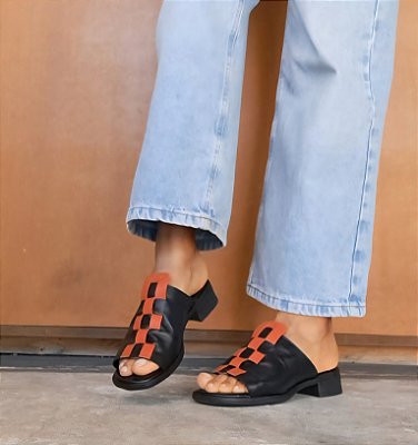 SANDÁLIA ESTILO CHINELO EM COURO DETALHE TRELIÇA LARANJA
