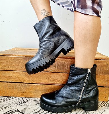 BOTA PRETA CANO CURTO EM COURO