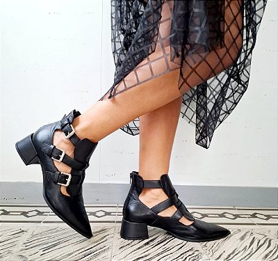 SAPATO PRETO EM COURO  DETALHE FIVELAS