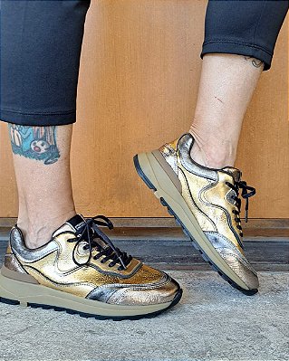 TÊNIS RETRÔ METALIZADO GOLD EM COURO