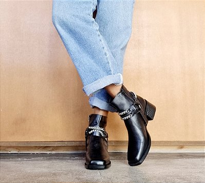 BOTA ANKLBOOT PRETA EM COURO DETALHE CORRENTE