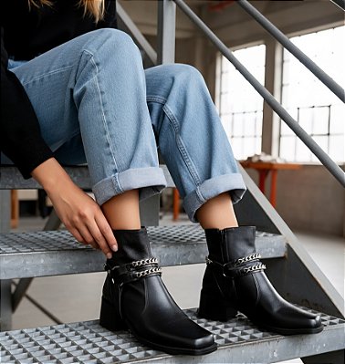 BOTA ANKLBOOT PRETA EM COURO DETALHE CORRENTE