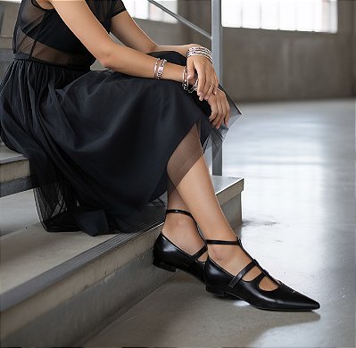 SAPATILHA PRETA EM COURO