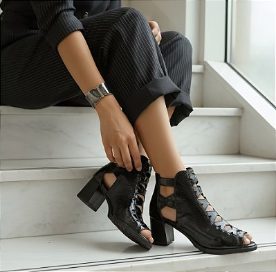 SANDÁLIA ABOTINADA EM COURO VERNIZ PRETA