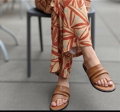 CHINELO EM COURO NA COR CHOCOLATE