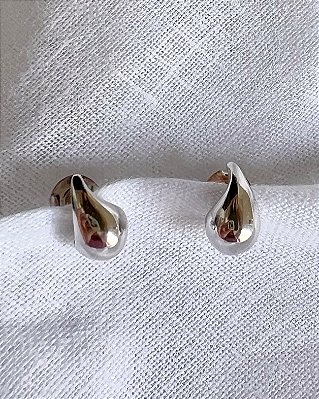 Brinco Vírgula Pequeno - Banhado a Ródio